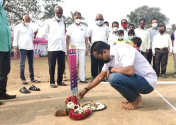 बहिरोळेत भव्य क्रिकेट स्पर्धा; शेकाप युवा नेते नृपाल पाटील यांच्या हस्ते उद्घाटन