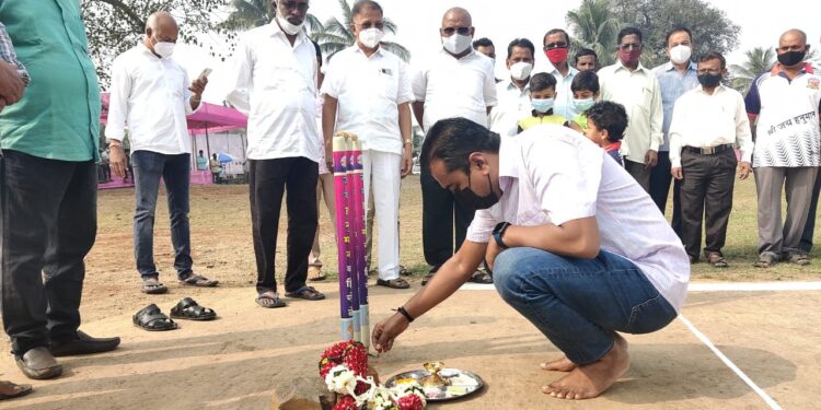 बहिरोळेत भव्य क्रिकेट स्पर्धा; शेकाप युवा नेते नृपाल पाटील यांच्या हस्ते उद्घाटन