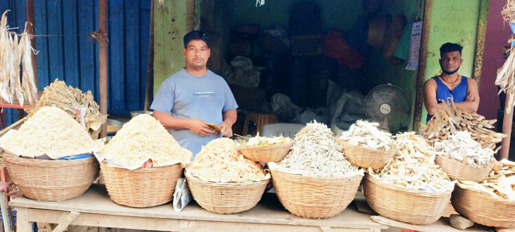 सुकी मासळी झाली स्वस्त, खवय्यांची चंगळ
