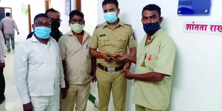 रिक्षा चालकाचा प्रामाणिकपणा; सोन्याचे मंगळसूत्र केले पोलीस ठाण्यात जमा
