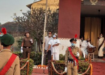 ना. ना. पाटील संकुलामध्ये ध्वजारोहण