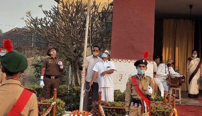 ना. ना. पाटील संकुलामध्ये ध्वजारोहण