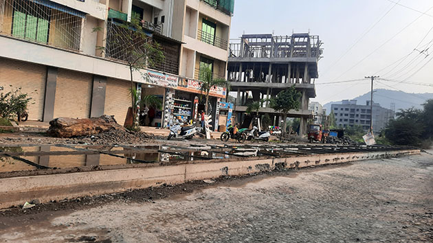 दोन वर्षे रखडलेल्या रस्त्याचे काम सुरू