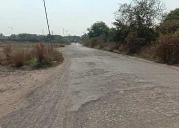 नवघर रस्ता पाच महिन्यातच फुटला