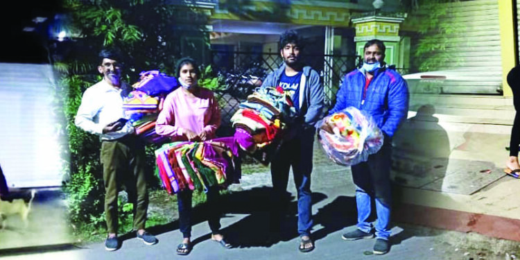 रस्त्यावर थंडीत कुडकुडणार्यांना मायेची ऊब