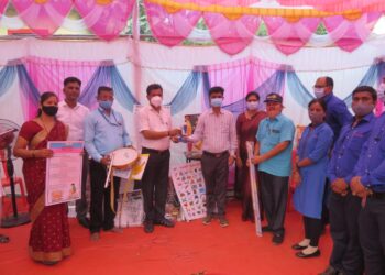 सुदर्शनकडून शालेय, क्रीडा साहित्याचे वाटप