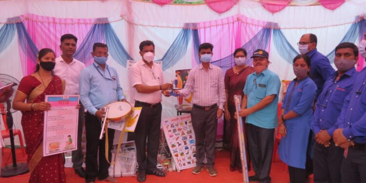 सुदर्शनकडून शालेय, क्रीडा साहित्याचे वाटप