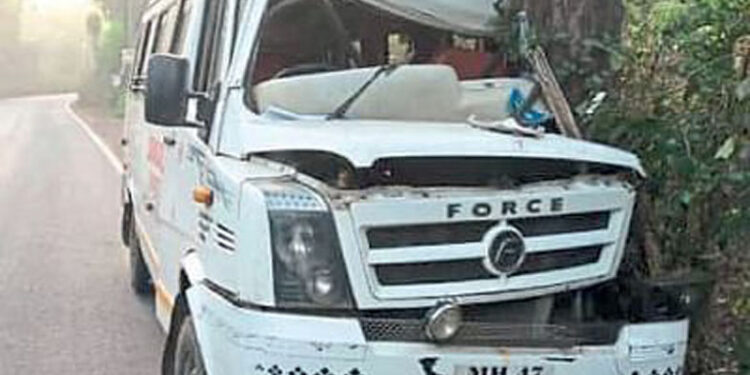 चालकाच्या हलगर्जीपणामुळे अपघात