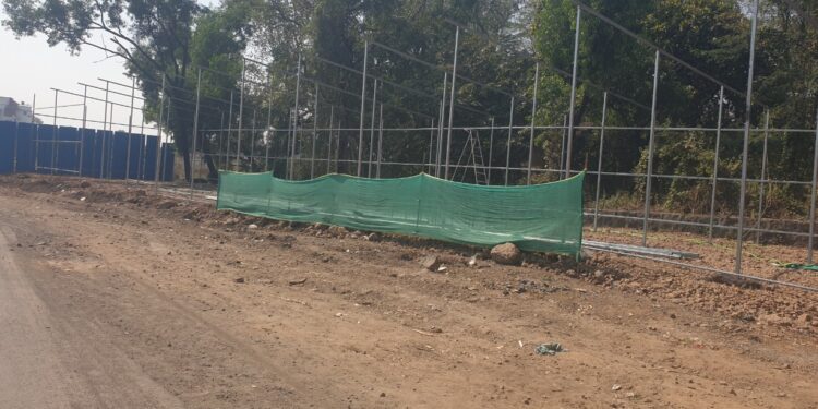 मुंबई -गोवा महामार्गावर सर्रास अतिक्रमणे