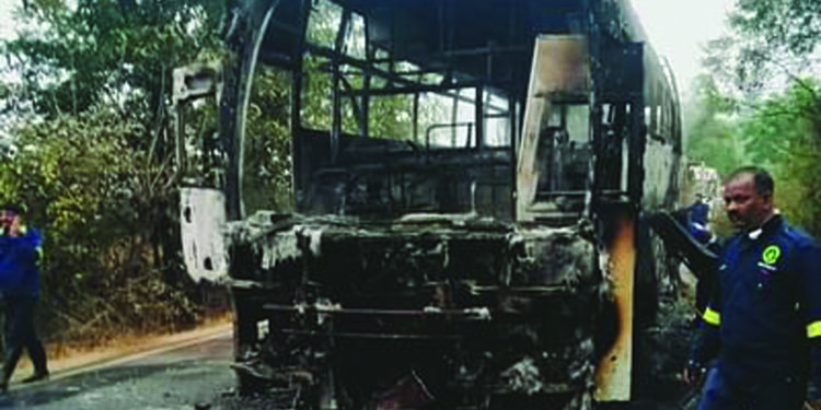 गोव्याकडे जाणार्‍या बसने घेतला पेट