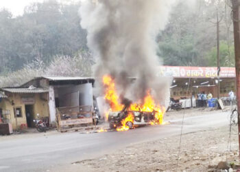 कर्जत चारफाट्यावर बर्निंग कारचा थरार