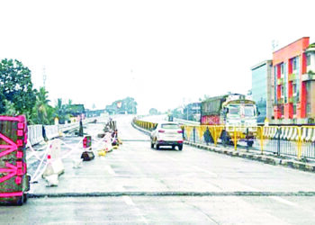 खचलेल्या उड्डाणपूलाला दुरुस्तीची प्रतिक्षा