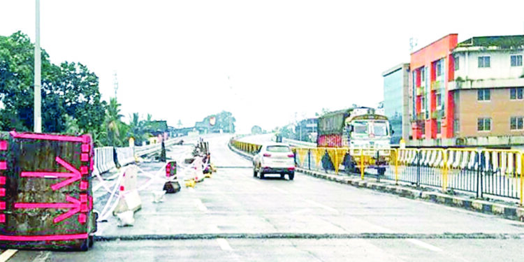 खचलेल्या उड्डाणपूलाला दुरुस्तीची प्रतिक्षा