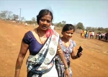 आदिवासींच्या जमिनीत जबरदस्तीने अतिक्रमण