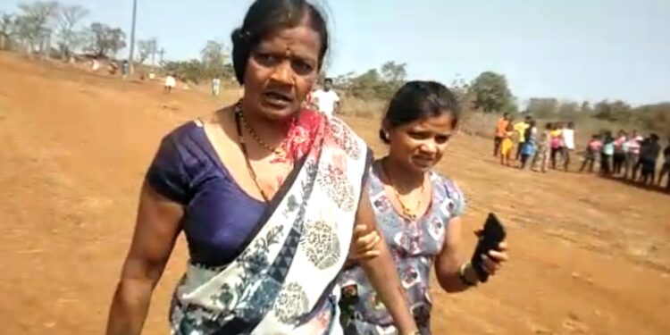 आदिवासींच्या जमिनीत जबरदस्तीने अतिक्रमण