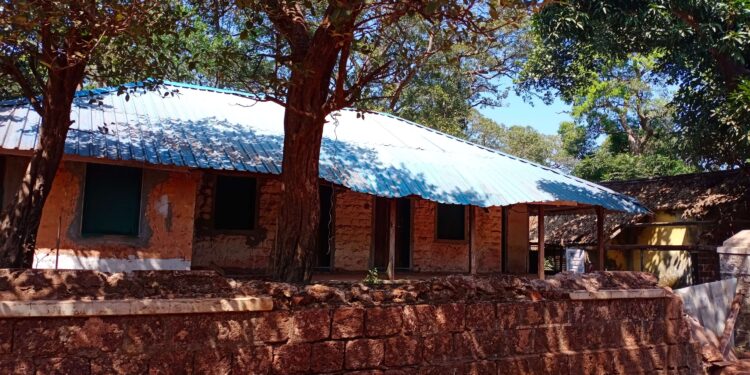 सार्वजनिक बांधकाम विभागाच्या इमारती आल्या डबघाईला