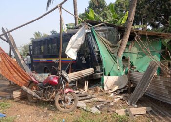 पोलिसांची मिनीबस घुसली चहाच्या टपरीत