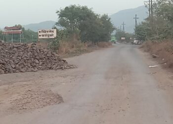 चिरनेर-कळंबुसरे रस्त्याचे भिजतं घोंगडं