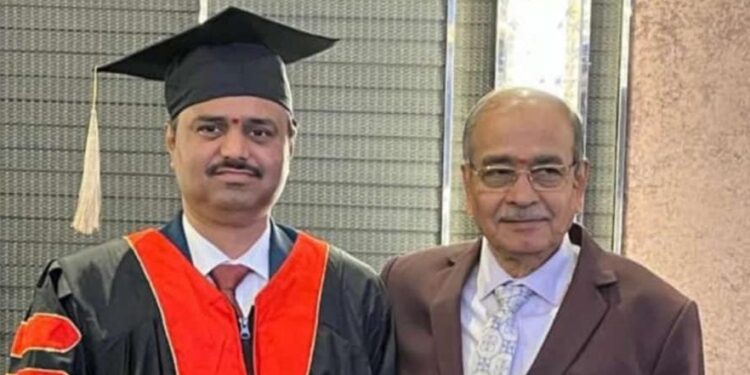 निरुपणकार सचिन धर्माधिकारी यांना मानद डॉक्टरेट ही पदवी बहाल