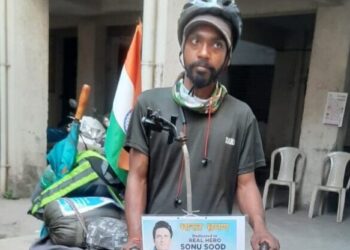 सायकलवरून भ्रमण करीत आत्महत्येपासून करताहेत प्रवृत्त