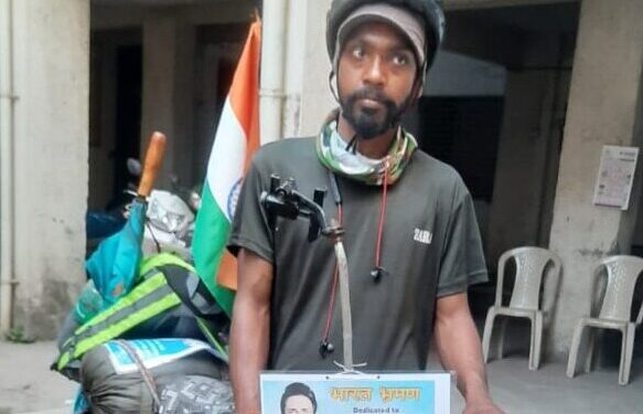 सायकलवरून भ्रमण करीत आत्महत्येपासून करताहेत प्रवृत्त