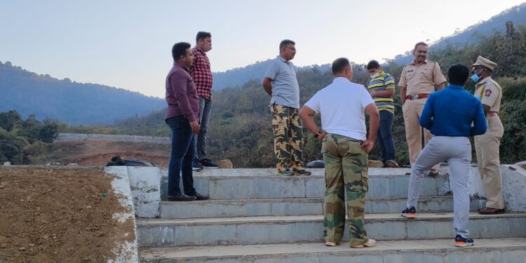 कार्ले गावात येणाऱ्या गोळ्यांचं गुपित उघडण्यासाठी पोलिसांची पाहणी