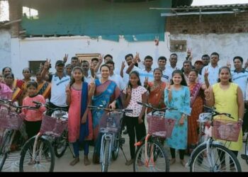 कुदेमधील विद्यार्थिनींना सायकल वाटप