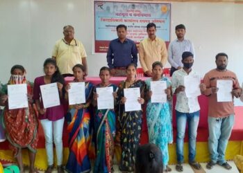 आदिवासी बांधवांना दाखल्यांचे वाटप