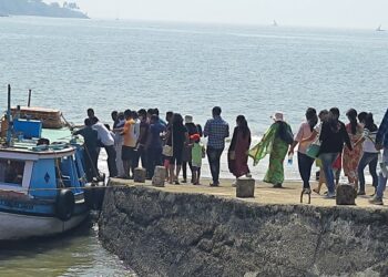 जंजिरा पाहण्यासाठी पर्यटकांची तुफान गर्दी