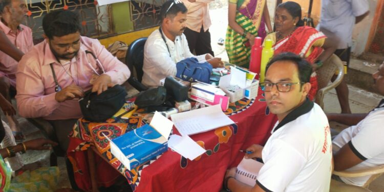 माणुसकी प्रतिष्ठानकडून आरोग्य तपासणी शिबीर