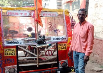 दुचाकीलाच बनविले लालपरी ; संपकरी एसटी कर्मचार्‍याची भ्रमंती