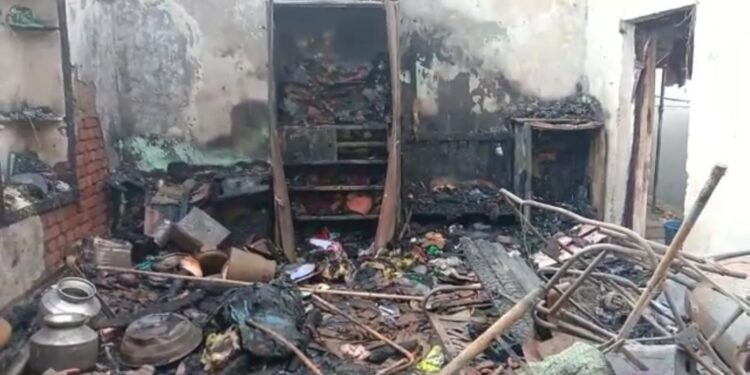 वशेणीत घर आगीत भस्मसात