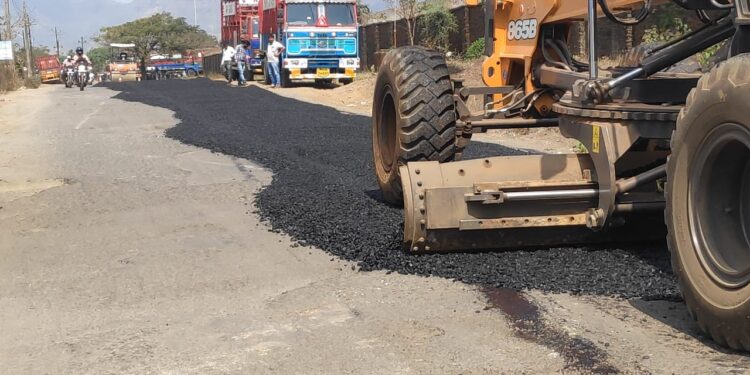 शेकापचा दणका! अलिबाग-रामराज-रोहा रस्त्याच्या कामाला सुरुवात; चित्रलेखा पाटील यांचे प्रवाशांकडून आभार