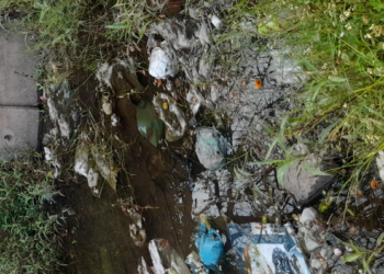 अंबा नदीत अंत्यविधीचे साहित्य