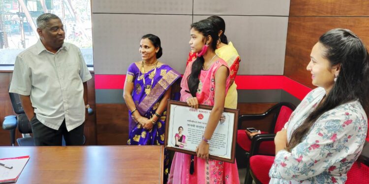 पेझारीमधील जान्हवी पाटील हीचा मा.आ. जयंत पाटील व शेकाप महिला आघाडी प्रमुख चित्रलेखा पाटील यांच्या हस्ते गौरव