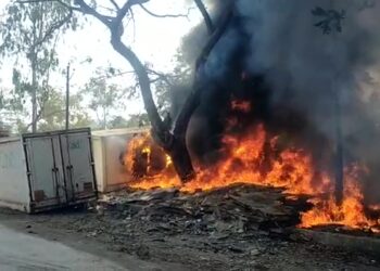 स्टील मार्केटमधील एसी कंटेनरला आग