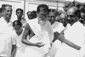 जन्मभूमी गागोदेत विनोदांचे शिल्प