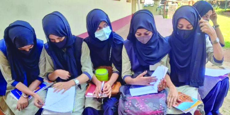 राजकारण हिजाबचे!