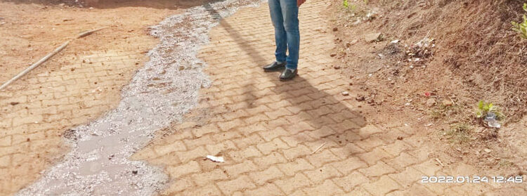 खरीवली गावातील सांडपाणी रस्त्यावर