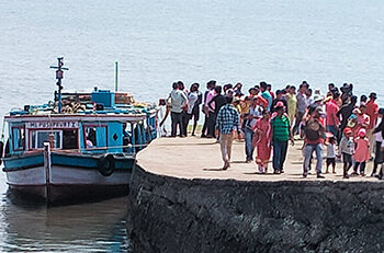 खोराबंदरात पर्यटकांची कसरत