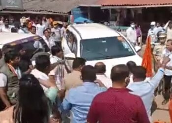 कुडाळ नगरपंचायतीच्या आवारात धुमशान