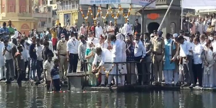लतादीदींच्या अस्थींचे नाशिकमधील रामकुंडात विसर्जन