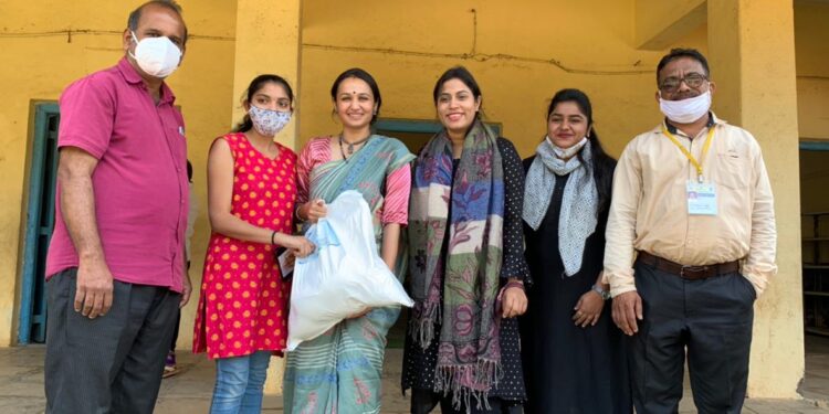 नागाव हायस्कूलमध्ये विद्यार्थ्यांचे लसीकरण; चित्रलेखा पाटील यांच्या हस्ते धान्य वाटप