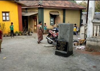 रस्ता एकीकडे तर पाटी भलतीकडे; नेरळ ग्रामपरिसरातील अजब प्रकार