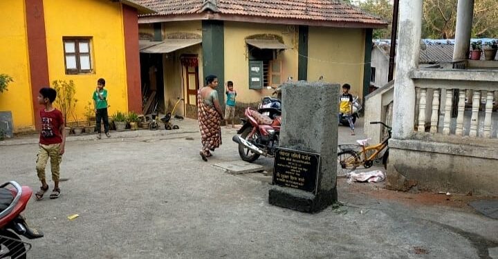 रस्ता एकीकडे तर पाटी भलतीकडे; नेरळ ग्रामपरिसरातील अजब प्रकार