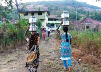 केंबुर्लीत महिलांचा पिण्याच्या पाण्यासाठी आक्रोश