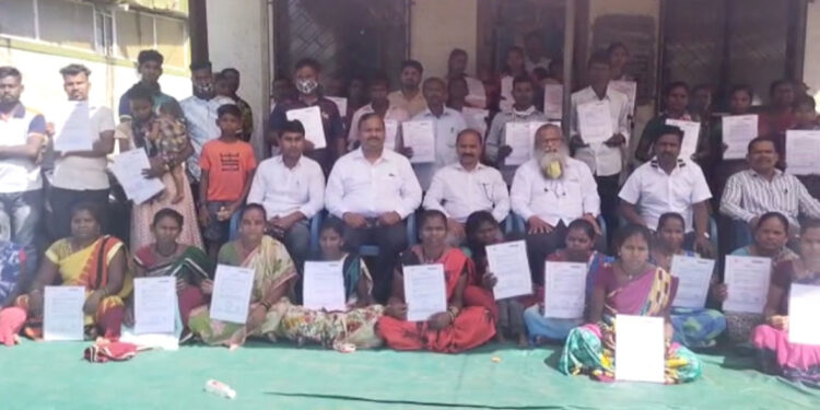 1000 आदिवासी बांधवांना जातीचे दाखले वाटप