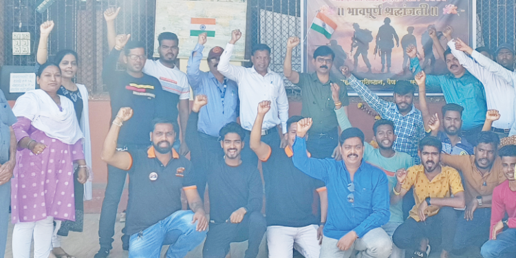 पुलवामा हल्ल्यातील शहीद जवानांना वाहिली श्रध्दाजंली