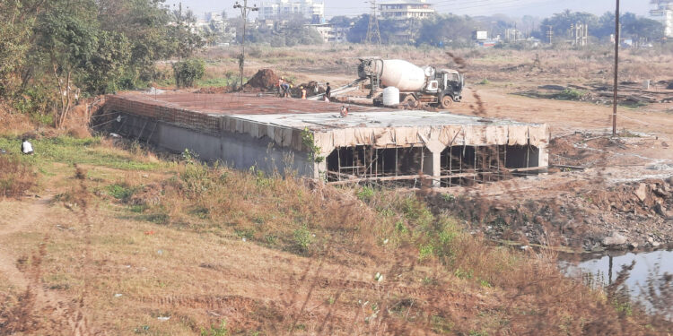 कर्जत येथे रेल्वेच्या ठेकेदाराकडून वीज चोरी