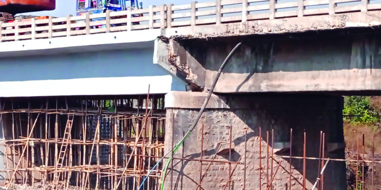 महिसदरा नदीपात्रावरील पूल वाहतुकीसाठी धोकादायक